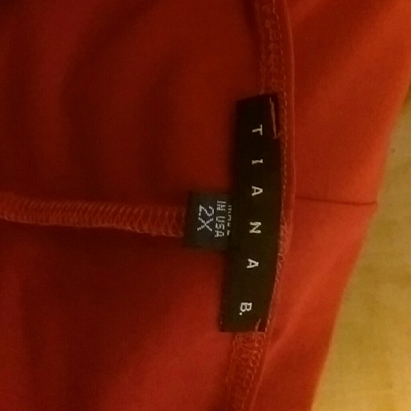 Red 3/4 Sleeve Dress - Picture 4 of 4